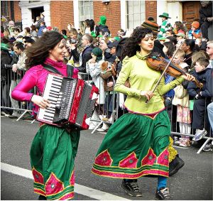 640px-Happy_Saint_Patrick's_Day_2010,_Dublin,_Ireland,_Accordion_Violin